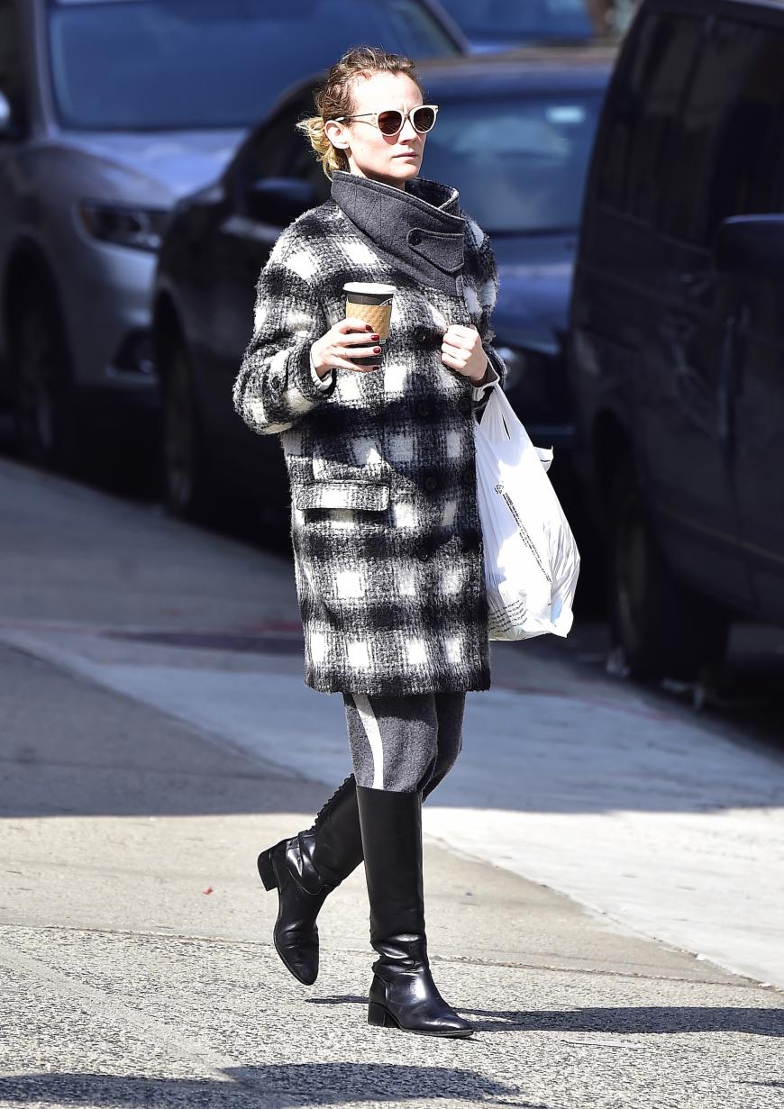 Ups, das ging daneben! Diane Kruger beweist kein modisches Stilgefühl mit ihrer komischen Kombi aus verlotterter Jogginghose, Stiefeln und Mantel!