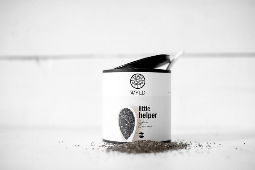 Für den extra Power-Kick Chia Samen zum Beispiel von WYLD unter den Teig mischen.