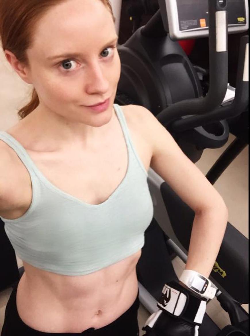 Respekt! Barbara Meier präsentiert auf ihrem neuesten Facebook-Schnappschuss ihren nackten Bauch - und der ist vor allem eines: stählern.