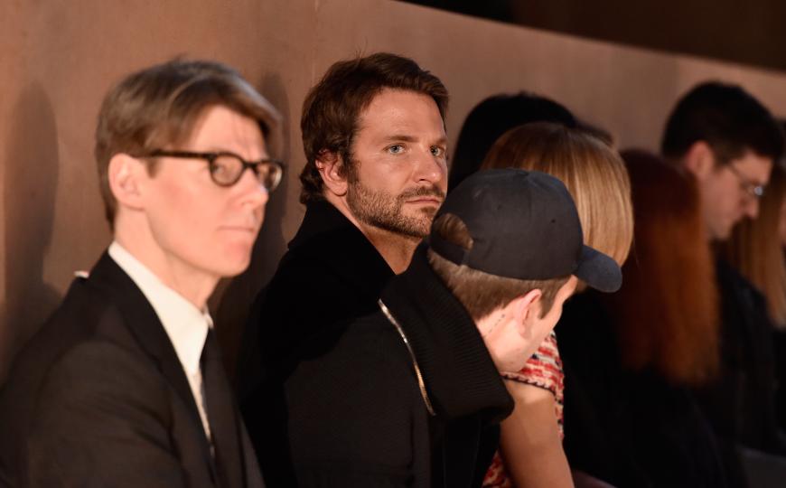 Ein paar Tage zuvor schaute Bradley auf der Paris Fashion Week gespannt ...