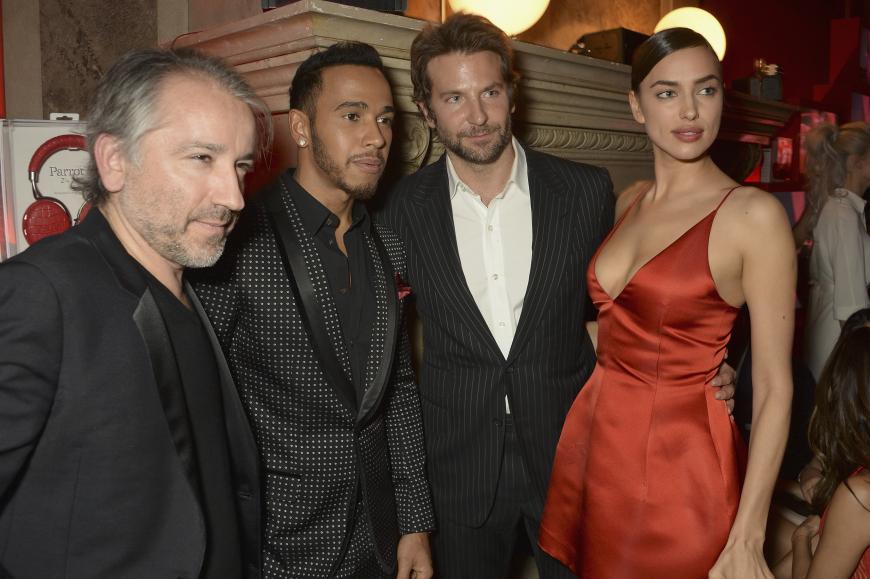 Gemeinsam besuchten die beiden eine Party von L'Oréal in Paris - mit dabei auch Geschäftsführer Cyril Chapuy und Rennfahrer Lewis Hamilton (v. l.).