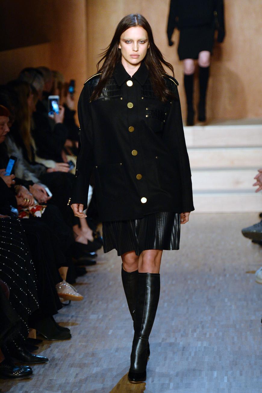 ... Irina Shayk bei ihrem Walk für Givenchy zu.
