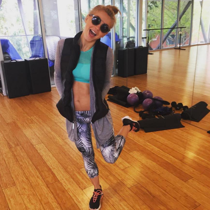 Schauspielerin Julianne Hough trägt ihre Sonnenbrille sogar zum Sport.