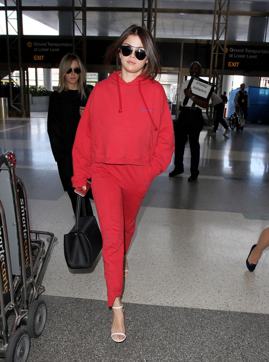 Selena Gomez mit dem coolen Accessoire am Airport