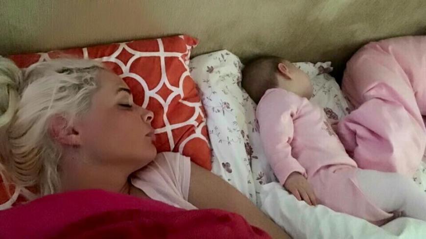 Awww! Mama und Tochter Katzenberger schlummern gemeinsam im Bett.