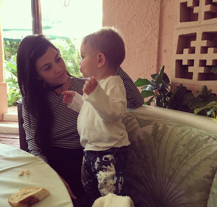 Kourtney hat bereits drei gemeinsame Kinder mit ihrem Ex-Freund Scott Disick. Hier mit ihrem jüngsten Spross Reign Aston Disick, der im Dezember 2014 zur Welt kam.
