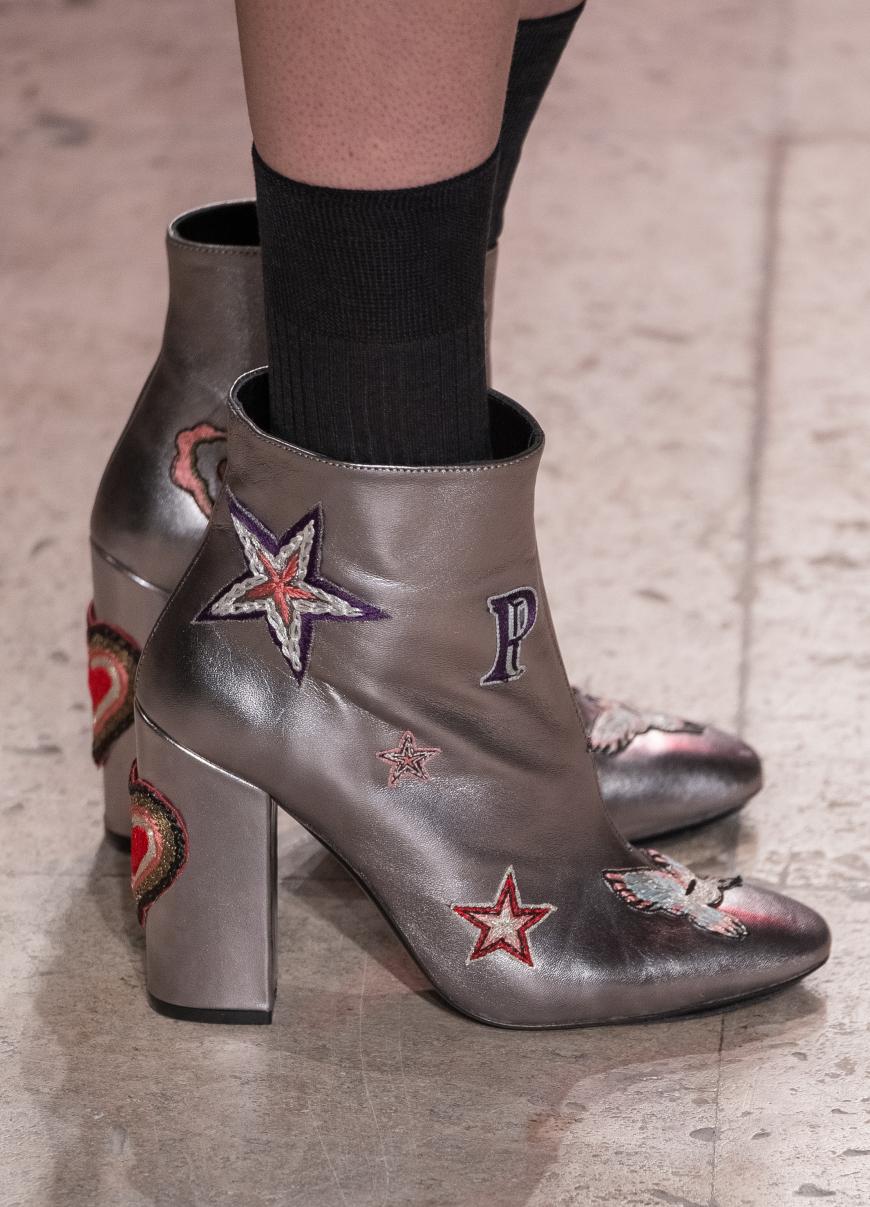Akuter Schuhcrush: Metallische Ankle Booties mit Patches bei Paul&Joe