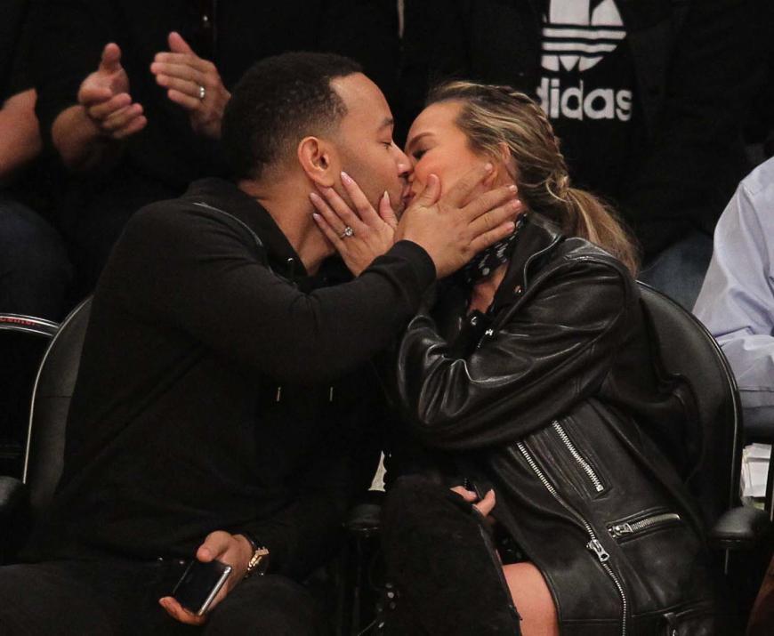 Da läuft ein Basketball-Spiel? Ist uns völlig egal, wir haben ja uns! Chrissy Teigen und John Legend können beim Lakers-Spiel die Finger - und Münder - nicht voneinander lassen - wie süß!