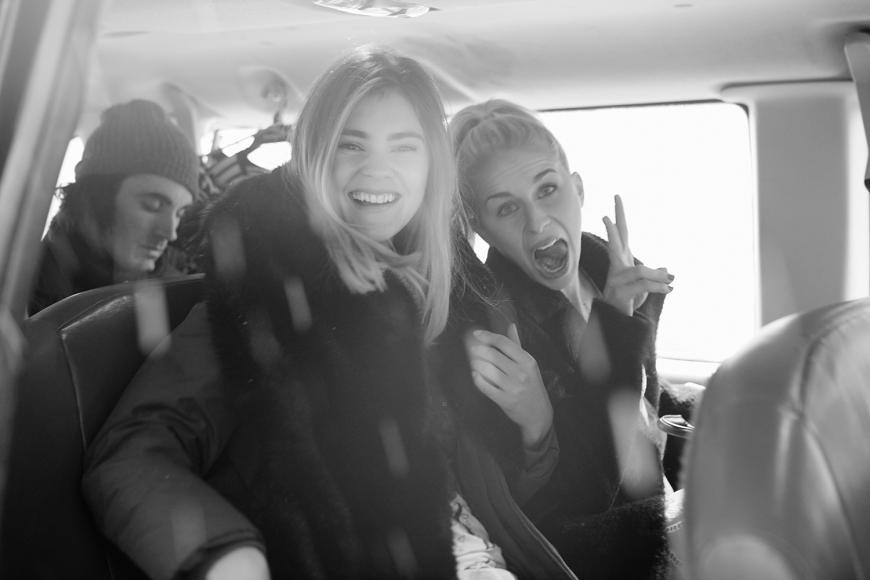 Juhu! Auf geht's: Stefanie Giesinger und Caro Daur auf dem Weg zum Shooting für Desigual