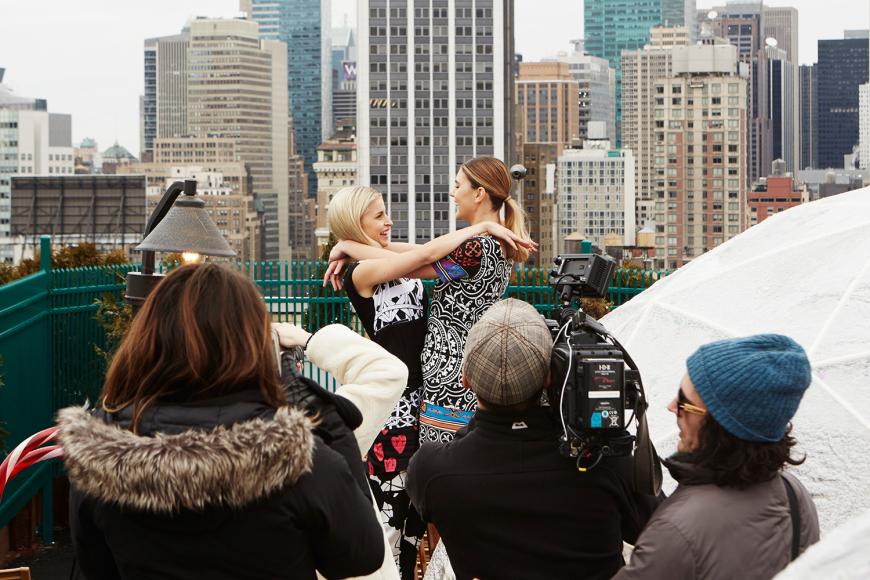 Die beiden BFFs haben sichtlich Spaß beim Kampagnen-Shoot in New York.