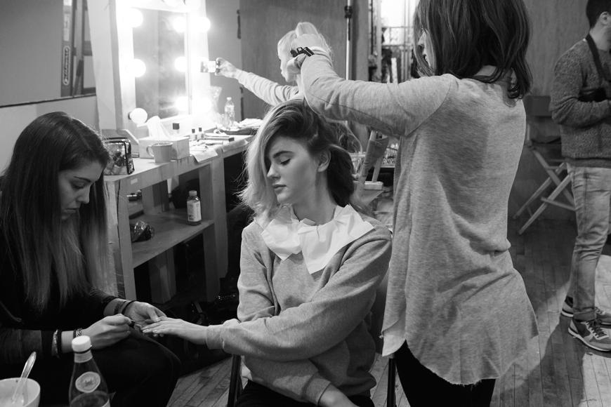 Multitasking: Während sie die Haare gestylt bekommt, werden dem Model auch die Nägel lackiert.