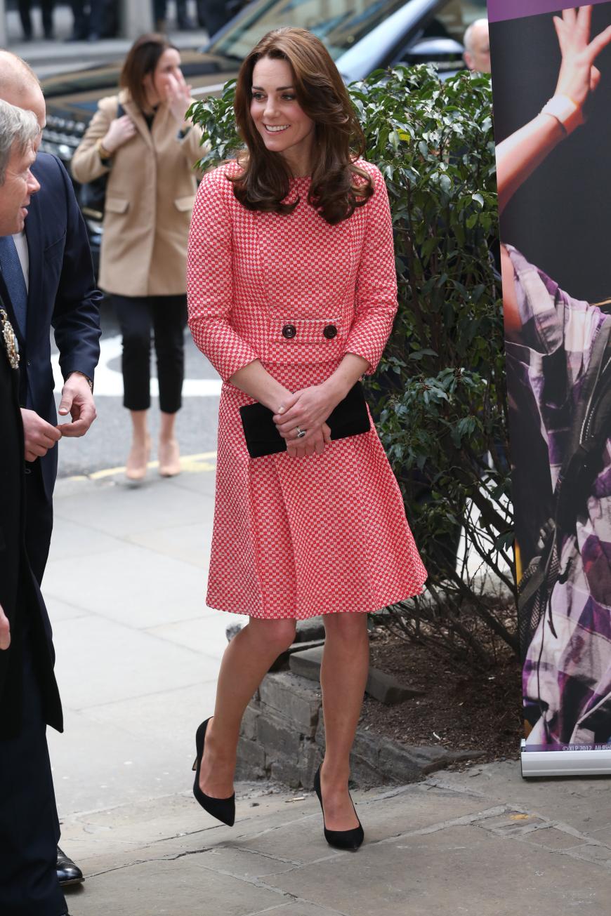 Klar, Kate liebt auch Designer-Couture, am Rande eines Charity-Events in London glänzt die hübsche Herzogin aber in einem deutlich günstigeren Tweed-Rock mit passendem Oberteil des Labels