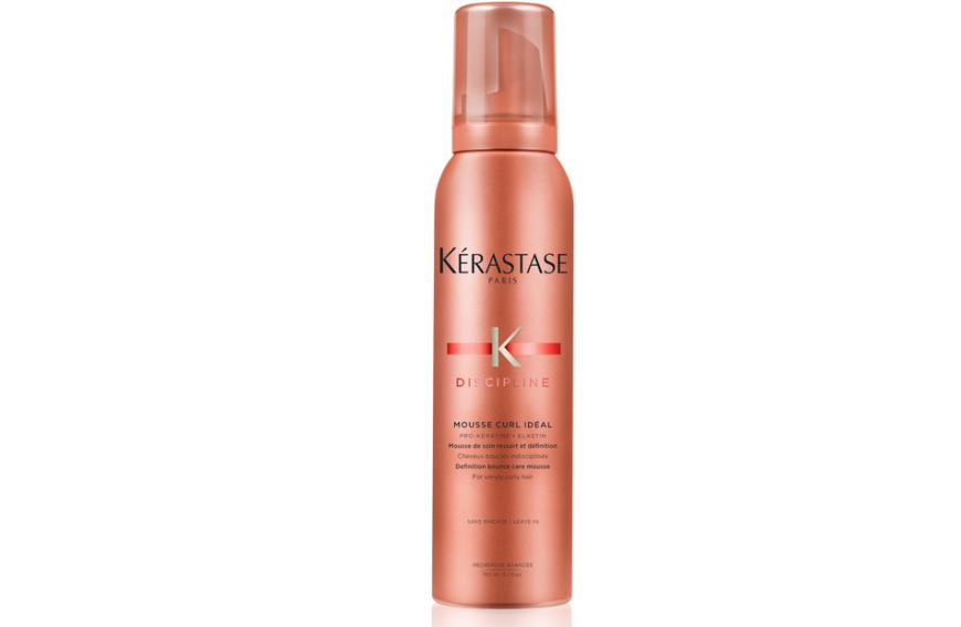 Sagt adé zu Glätteisen, Lockenstab und Co., denn all das gehört dank Kérastase Discipline Curl Idéal jetzt der Vergangenheit an: Vor allem das Mousse Curl Idéal hat es uns mit seinem Anti-Frizz-Effekt angetan. Definierte, geschmeidige und gepflegte Locken, die ihre Sprungkraft auch nach Stunden nicht verlieren. Pro Kératine und Elastine schenken der Haarfaser maximale Elastizität, stärken die Krümmungspunkte des Haares und machen lockiges, welliges und sogar krauses Haar geschmeidig. Zusätzliches Goodie: Der erfrischende Duft. Preis: ca. 28 Euro