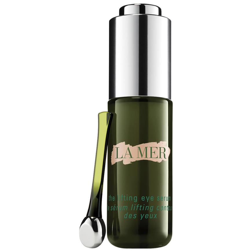 Festigt und definiert die Augenpartie mit Rotalge: „The Lifting Eye Serum“ von La Mer, ca. 215 Euro