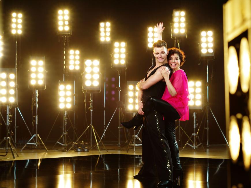 Franziska Traub (53, Schauspielerin) tanzt mit Vadim Garbuzov (28): Cha Cha Cha zu „She's A Lady“ von Tom Jones.