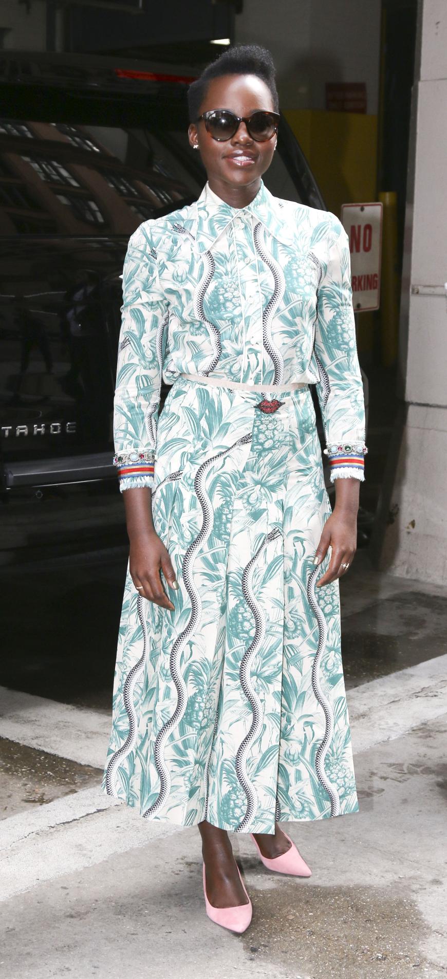 Lupita Nyong'o ist uns schon ein paar Mal mit ihren Looks positiv aufgefallen. Hier überzeugt die Schauspielerin in einem midilangen Hemdkleid im 50ies Stil - sehr elegant!
