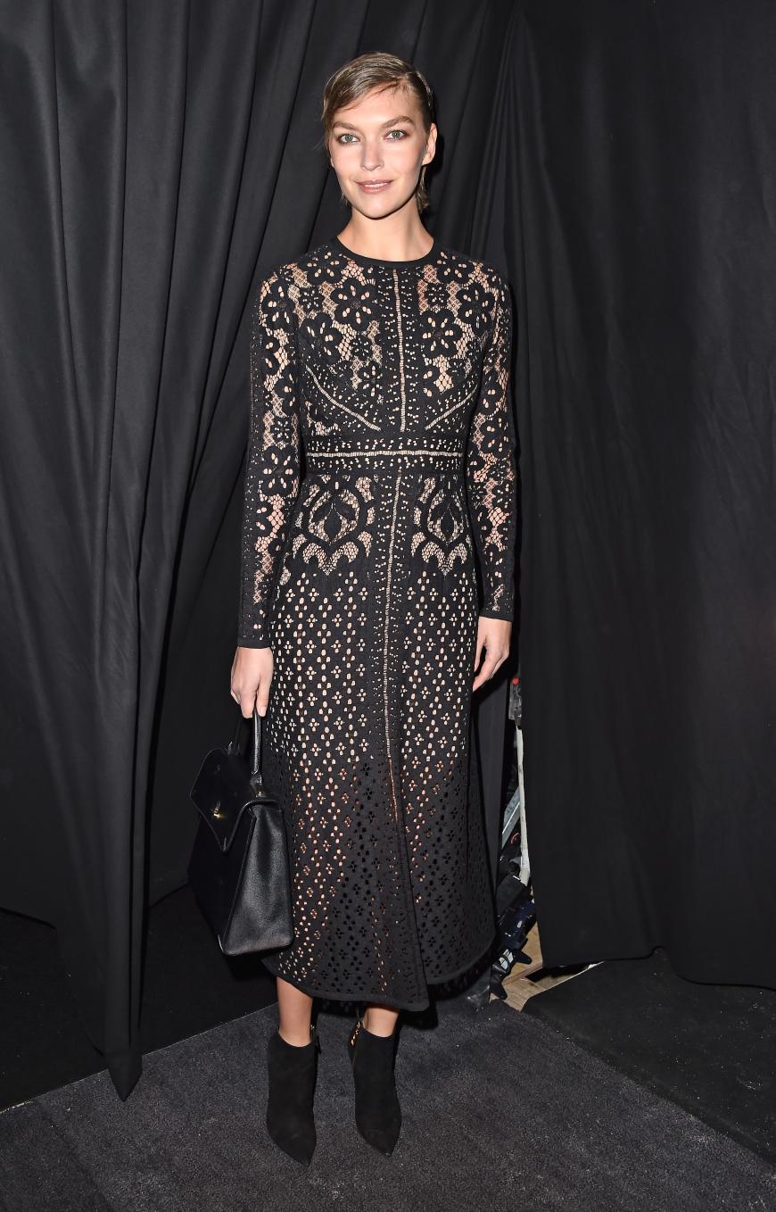 Arizona Muse in einem Traumkleid aus Spitze bei der Show von Elie Saab.