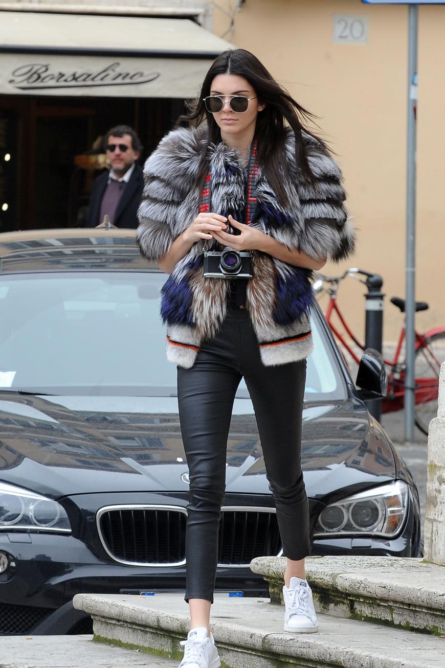So stylisch war Kendall Jenner in Rom mit einer Freundin und ihrer Mutter Kris unterwegs.