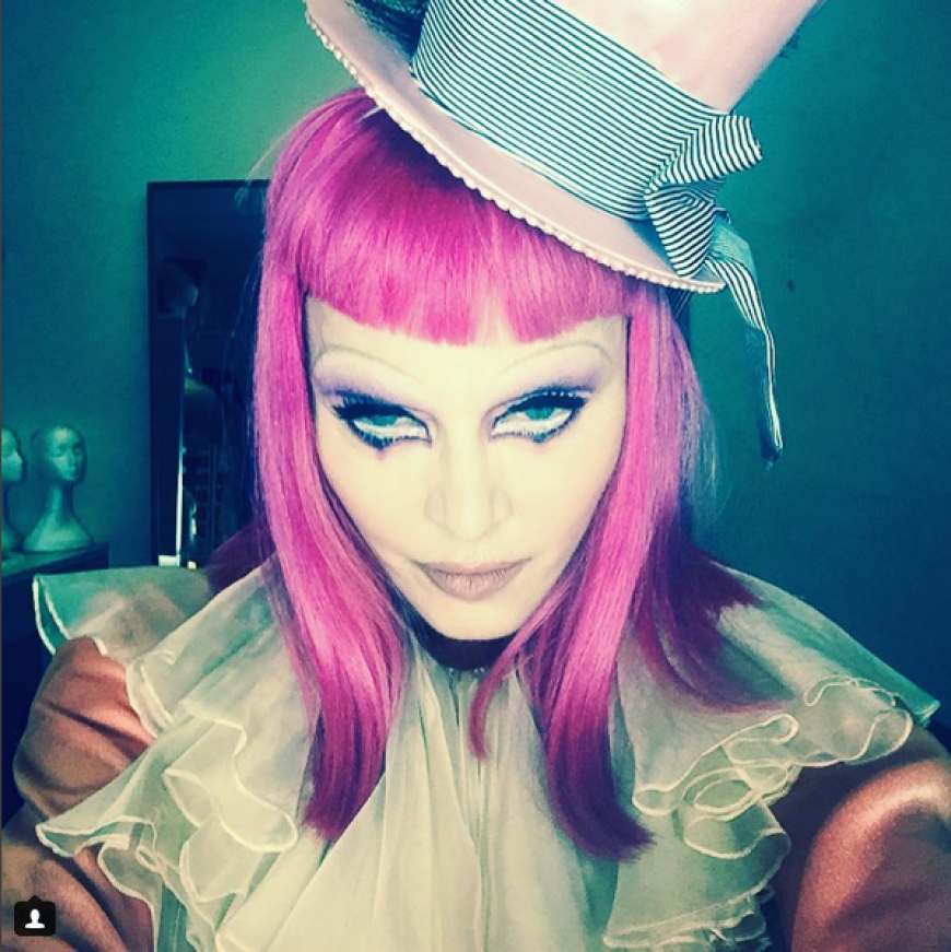 Was dieser bizarre Auftritt als Clown wohl zu bedeuten hat?
