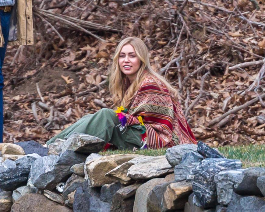 Miley Cyrus trägt nicht ganz freiwillig wieder lange Haare - vielmehr steht die Sängerin für Woody Allens neue Amazon-Serie in New York vor der Kamera.