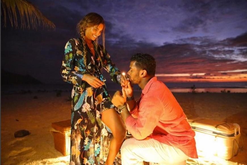 Vor traumhafter Kulisse: Russel Wilson hält um Ciaras Hand an.