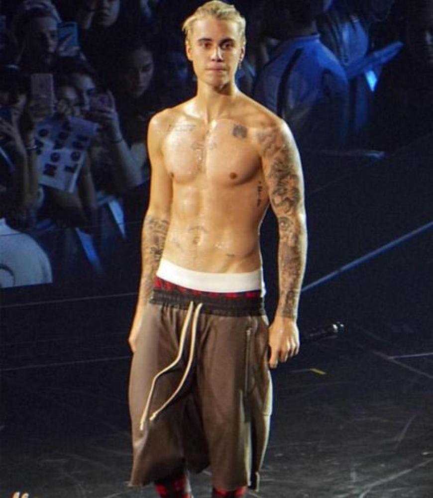 Justin Bieber zeigte sich völlig durchnässt mit freiem Oberkörper beim Auftakt seiner Welt-Tounee.