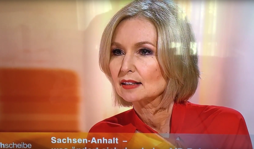 Vor dem Kollaps machte die Moderatorin noch einen munteren Eindruck.