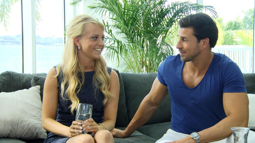 Leonie und Leonard Freier tauschen schüchterne Blicke aus.