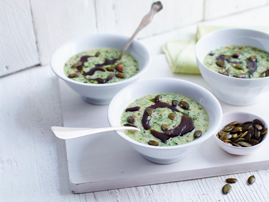 Zur Krönung etwas Kürbiskernöl und ein paar angeröstete Kürbiskerne auf die Brennnesselsuppe geben.