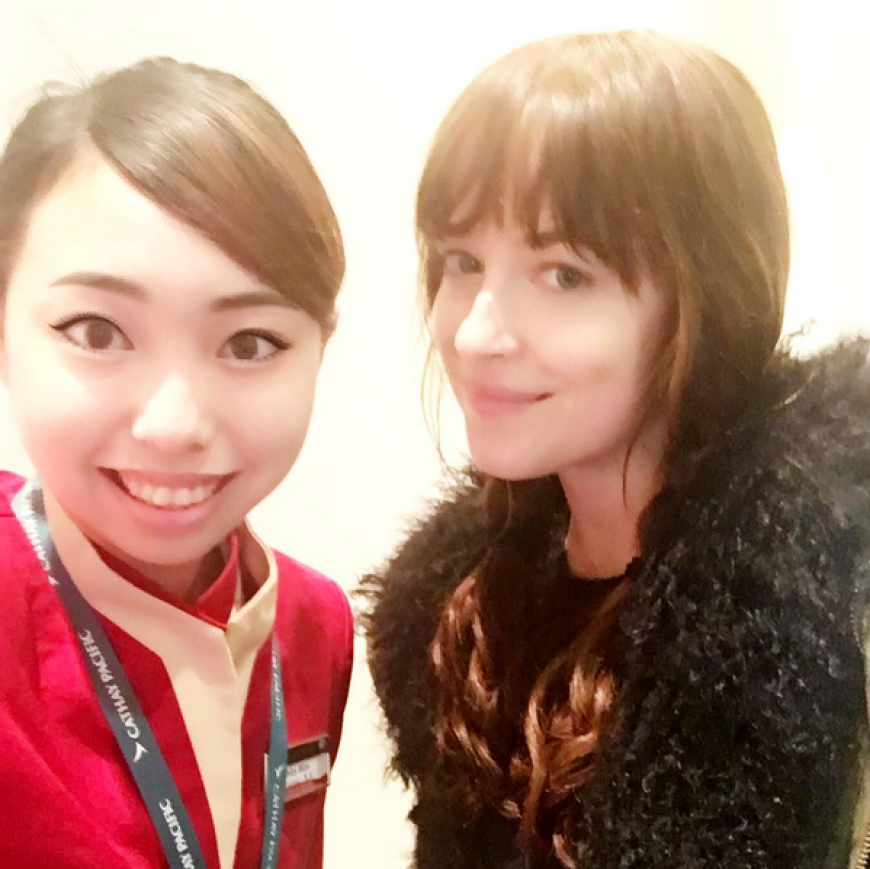 Dakota Johnson posierte am Wochenende mit einer Mitarbeiterin der Fluggesellschaft am Flughafen in New York.
