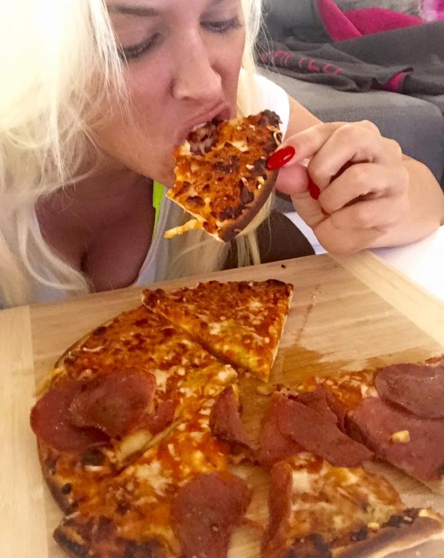 Daniela Katzenberger lässt es sich gut gehen - an ihrem Cheatday steht unter anderem Pizza auf dem Menü.