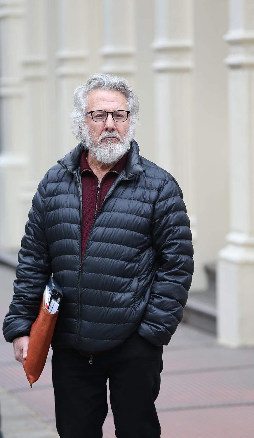 Kaum erkannt! Dustin Hoffman schlendert mit Aktentasche und Rauschebart durch New York.