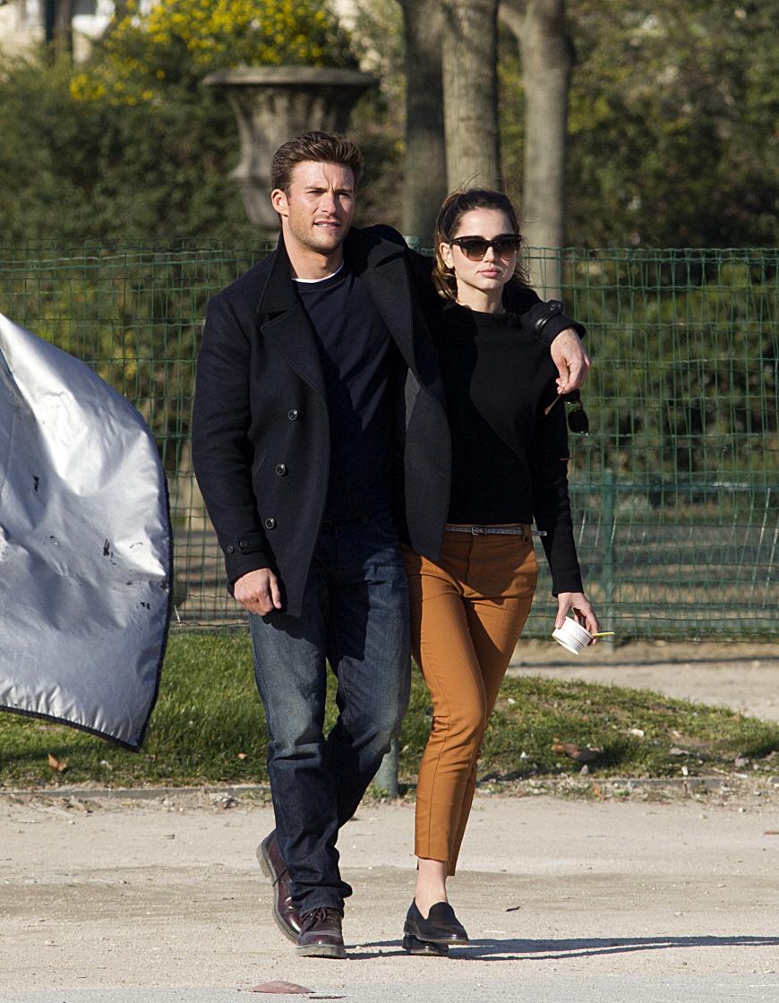 Nanu, mit wem turtelt Scott Eastwood hier? Der Schauspieler legt bei den Dreharbeiten von