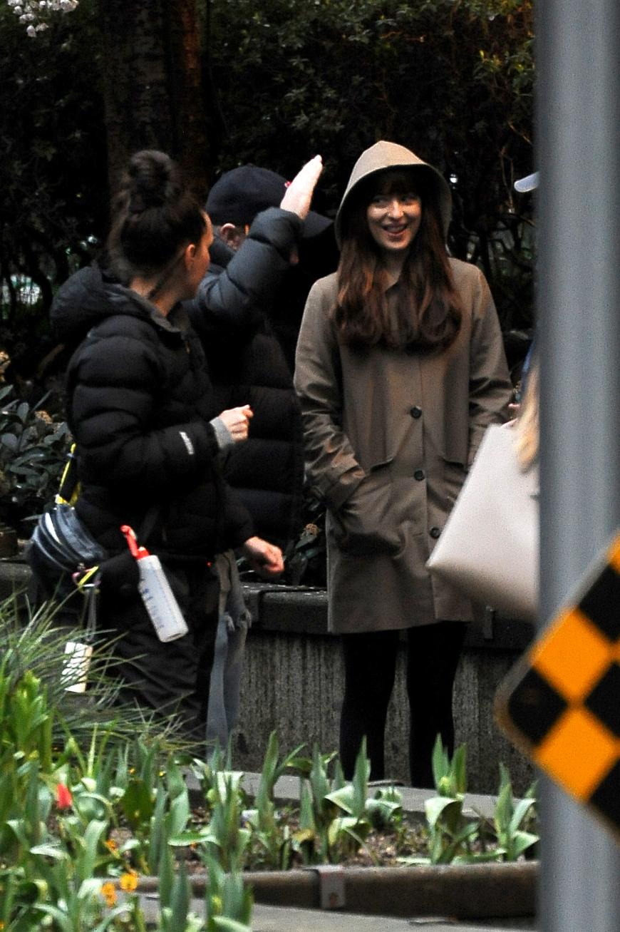 Dakota Johnson bespricht vor Drehbeginn einer Szene noch einige Details mit dem Regisseur.