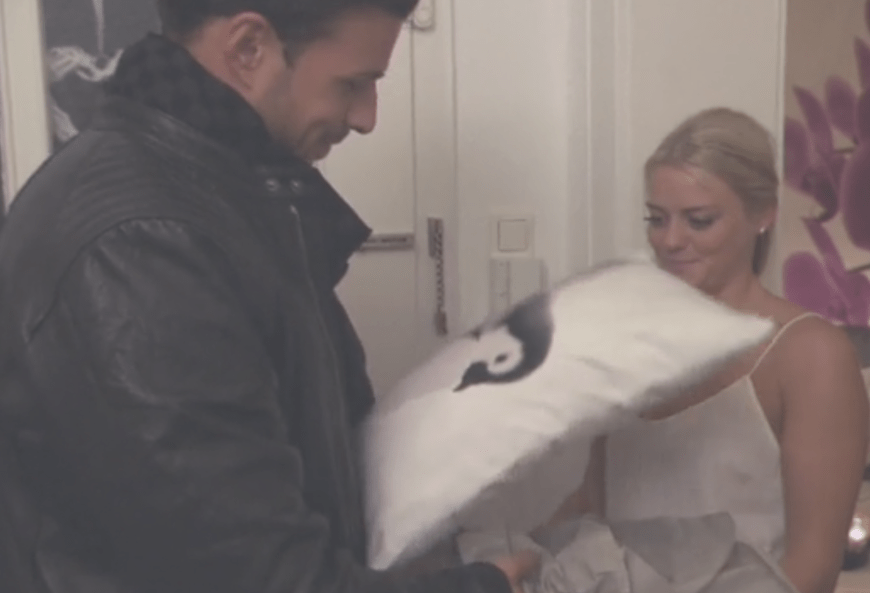 Die 24-Jährige überreichte dem Bachelor 2016 bei den Homedates ein Pinguin-Kissen.