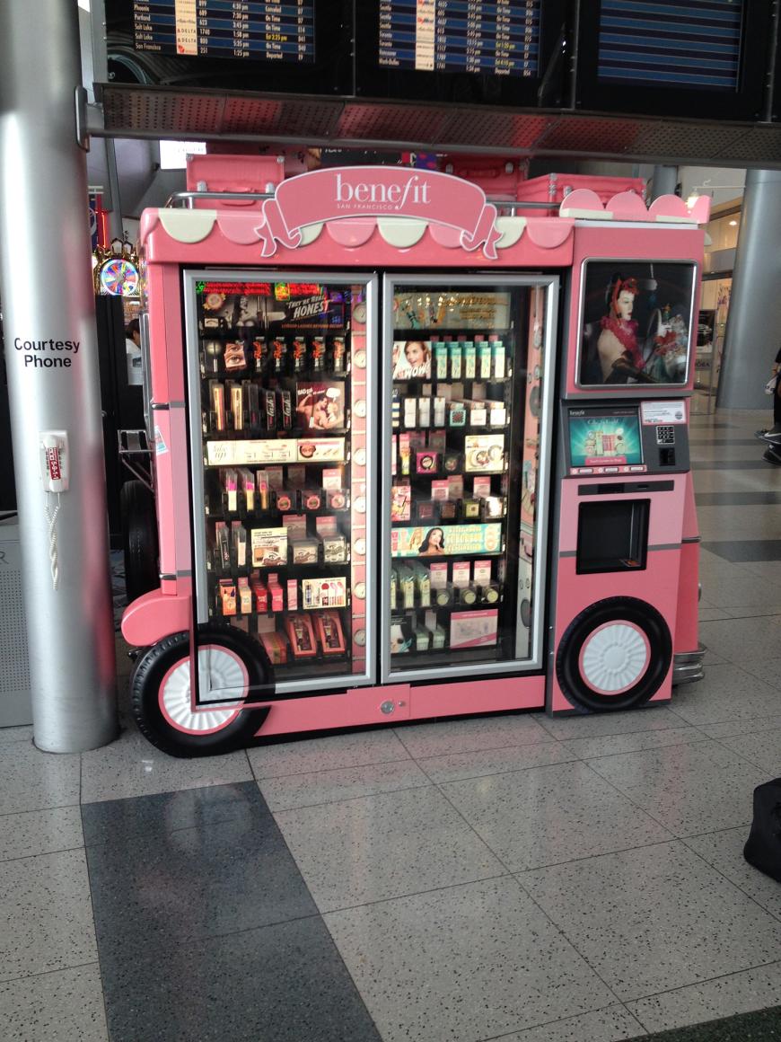 Make-up zum Mitnehmen: Benefit-Self-Service-Automat am Flughafen