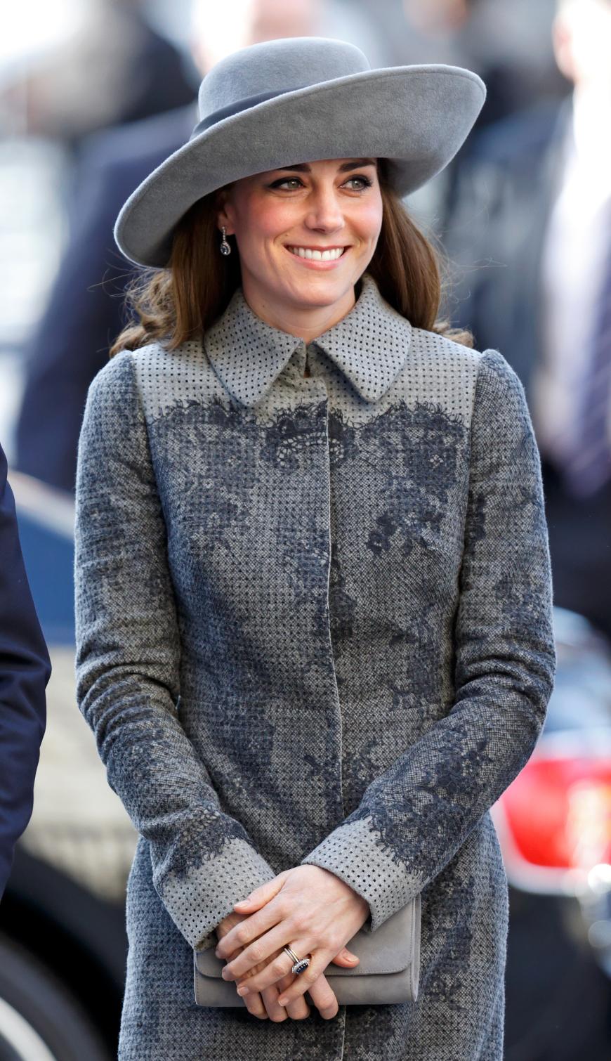 Lady in Grey: Duchess Kate strahlt in einem grauen Ensemble, bestehend aus einem Tweedmantel von Erdem und passendem Hut des schottischen Labels John Boyd.
