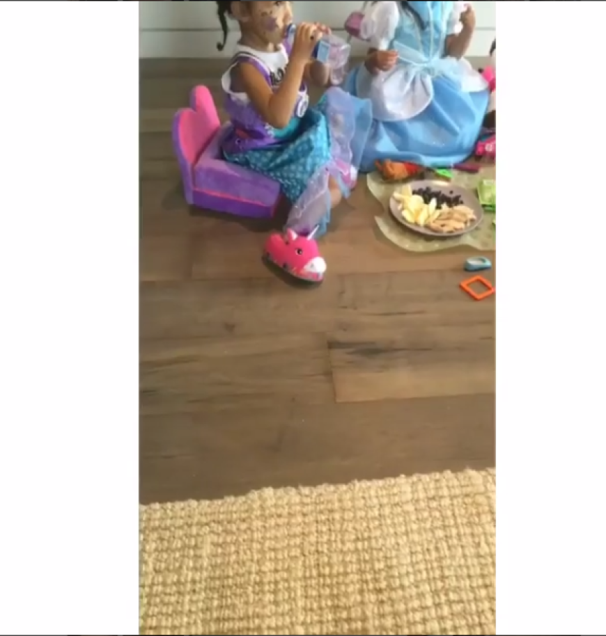 North West guckt mit einer Freundin den Film