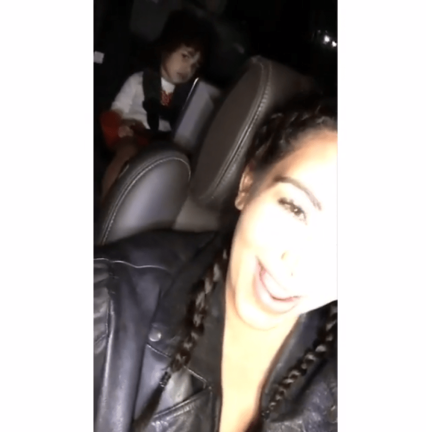 North West wirft ihrer Mutter Kim Kardashian einen genervten Blick zu, als sie von ihr mit dem Handy gefilmt wird.