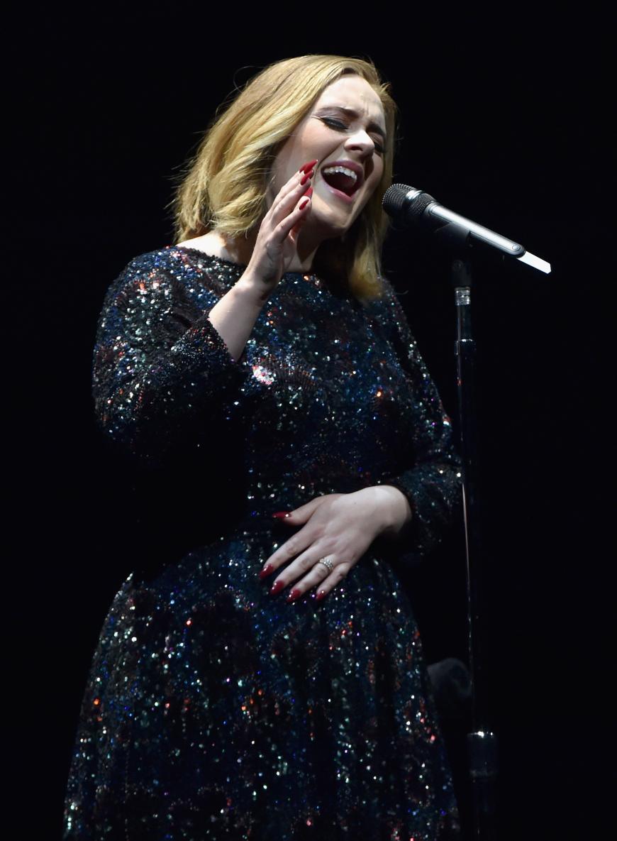 Präsentierte Adele bei ihrem Konzert in London ihren Ehering?