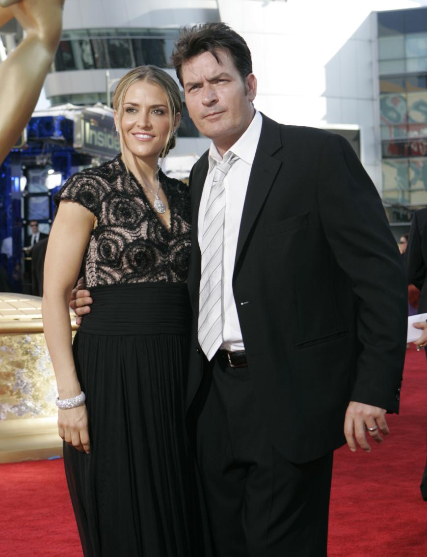 Mit Brooke Mueller hat Charlie ebenfalls zwei Kinder. Die Zwillingssöhne Bob und Max.