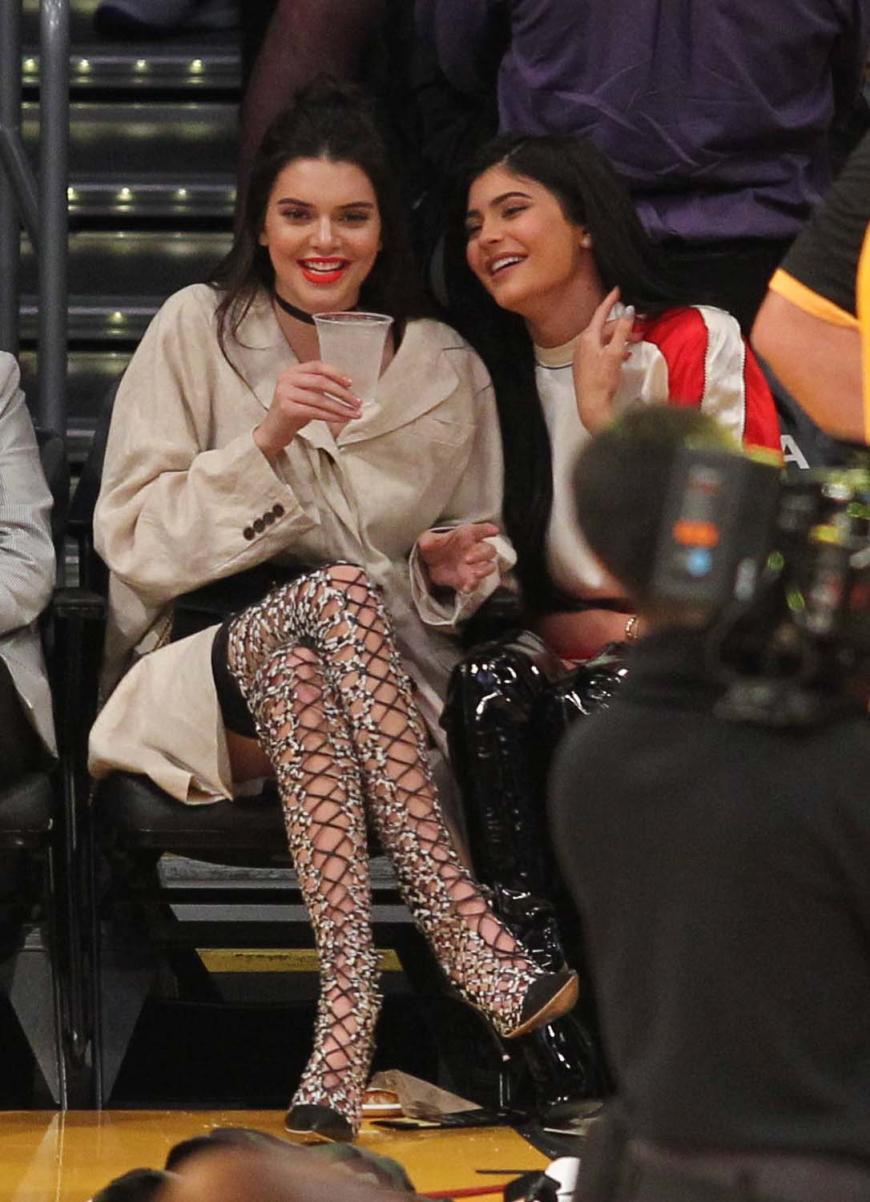 Heiße Aussichten im Zuschauerraum des Lakers-Spiel in Los Angeles. Kendall und Kylie Jenner haben Spaß in der ersten Reihe.