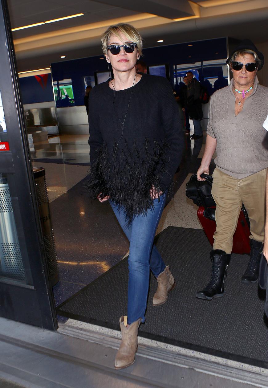 Wow! Sharon Stone verzaubert mit ihrem makellosen Look bei ihrer Ankunft in Los Angeles.