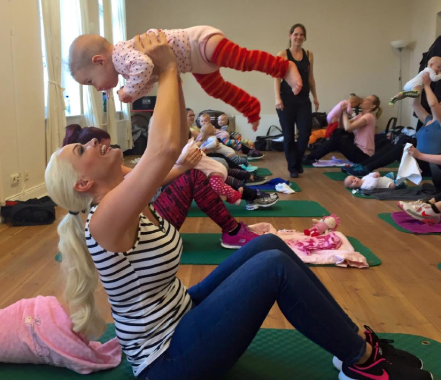 Wie die Mutter, so die Tochter - Daniela Katzenberger beim Babysport mit Baby Sophia.