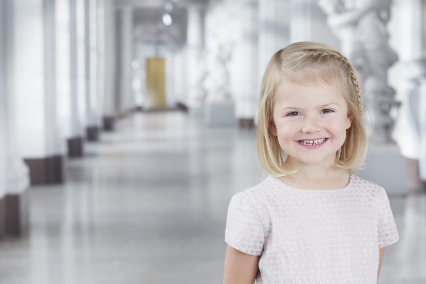 Soooo groß ist Estelle schon geworden. Dem Lächeln der kleinen Prinzessin ist anzusehen, dass ihr der Schalk im Nacken sitzen.