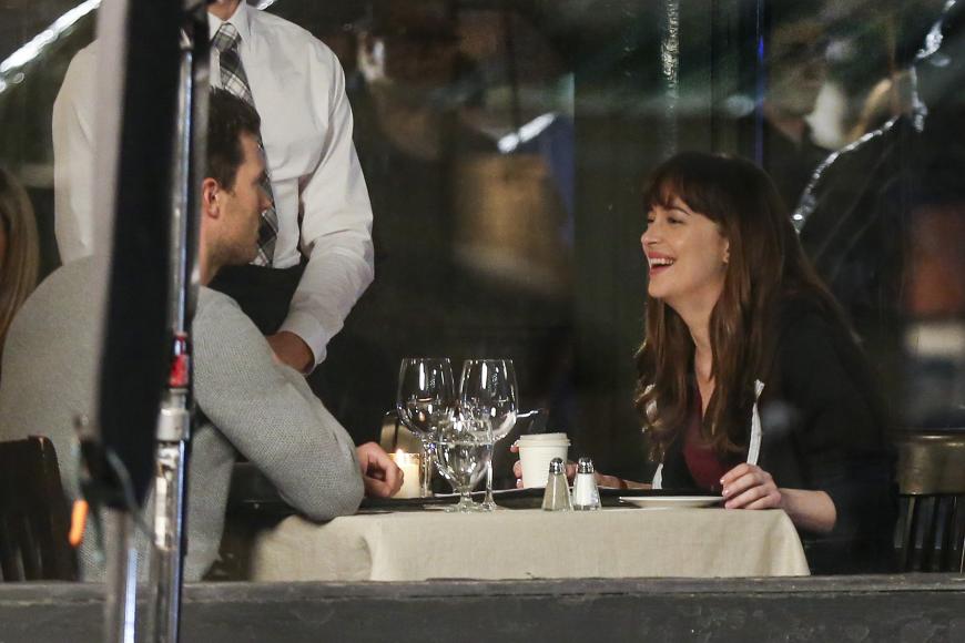 Auch Kollegin Dakota Johnson ist gut gelaunt beim Dreh.