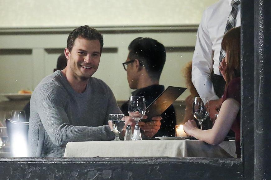 Jamie Dornan strahlt am Set von
