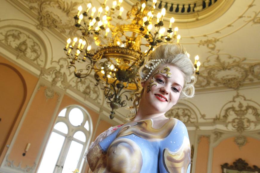 Das Bodypainting-Shooting im Schloss Hasperde hat das Thema