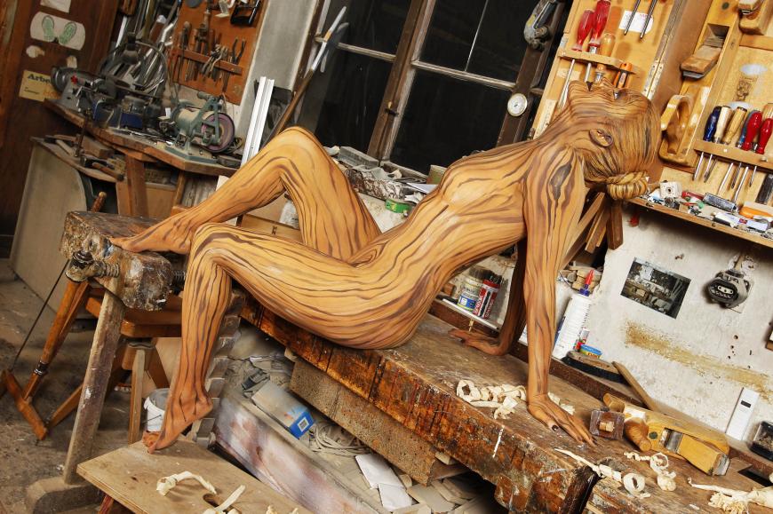 Beim Tischlerei-Bodypainting präsentiert sich Daniela Buchholz als Holzstück.