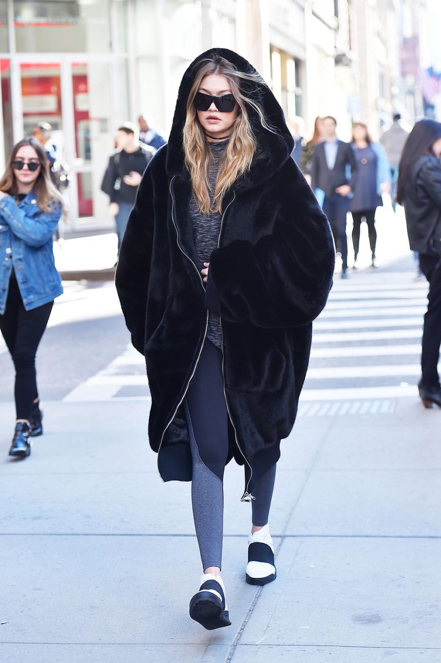 Mal ehrlich, diesen lässigen Oversize-Look mit XXL-Shades und zweifarbigen Brogues kann auch nur Gigi sexy aussehen lassen. Neid!